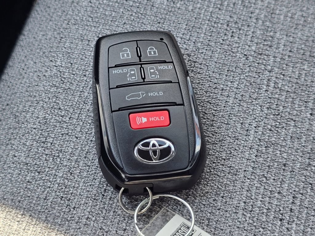 Used 2026 Toyota Sienna LE FWD image 38