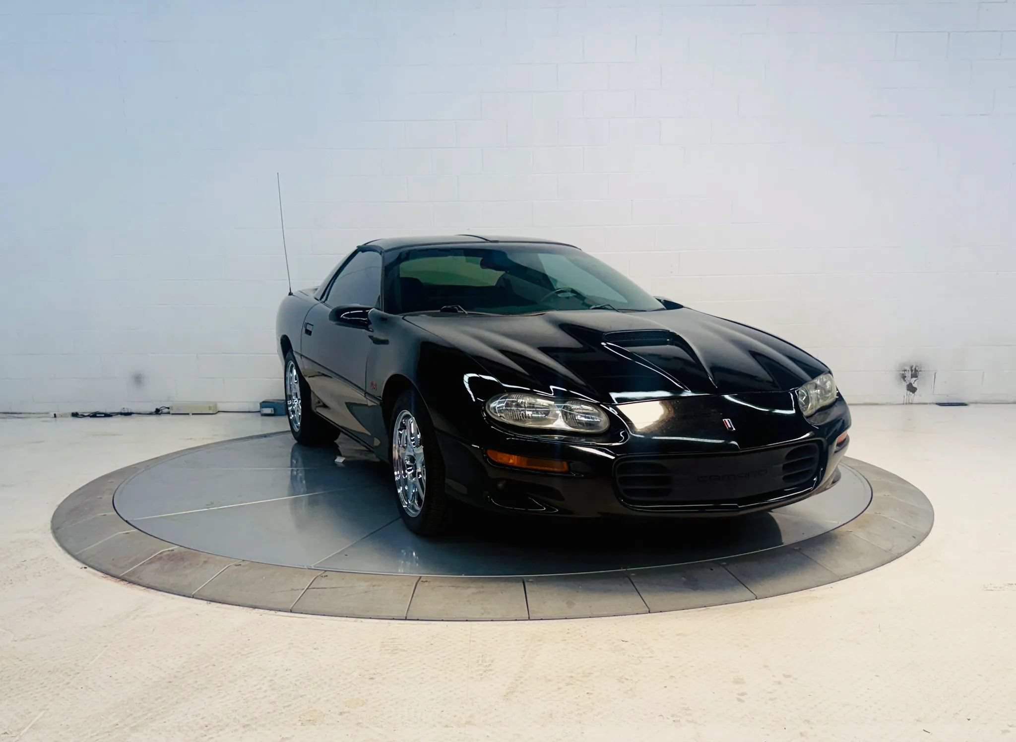 Used 2000 Chevrolet Camaro Z28 w/ SS Performance/Appearance Pkg RWD image 8
