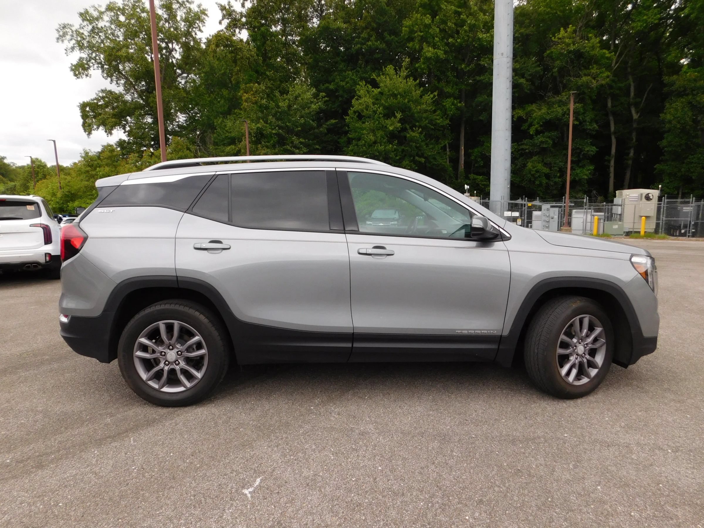 Used 2024 GMC Terrain SLT AWD/4WD image 4