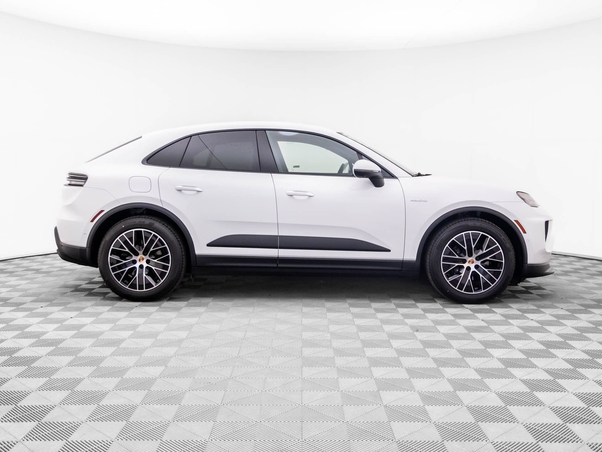 New 2026 Porsche Macan 4 Electric AWD/4WD image 8
