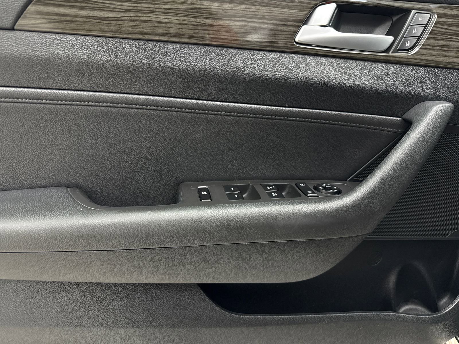 Used 2015 Hyundai Sonata Limited w/ Option Group 05 FWD image 35