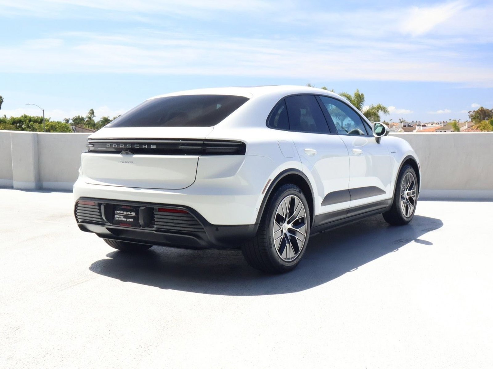 Certified 2025 Porsche Macan Electric RWD image 9
