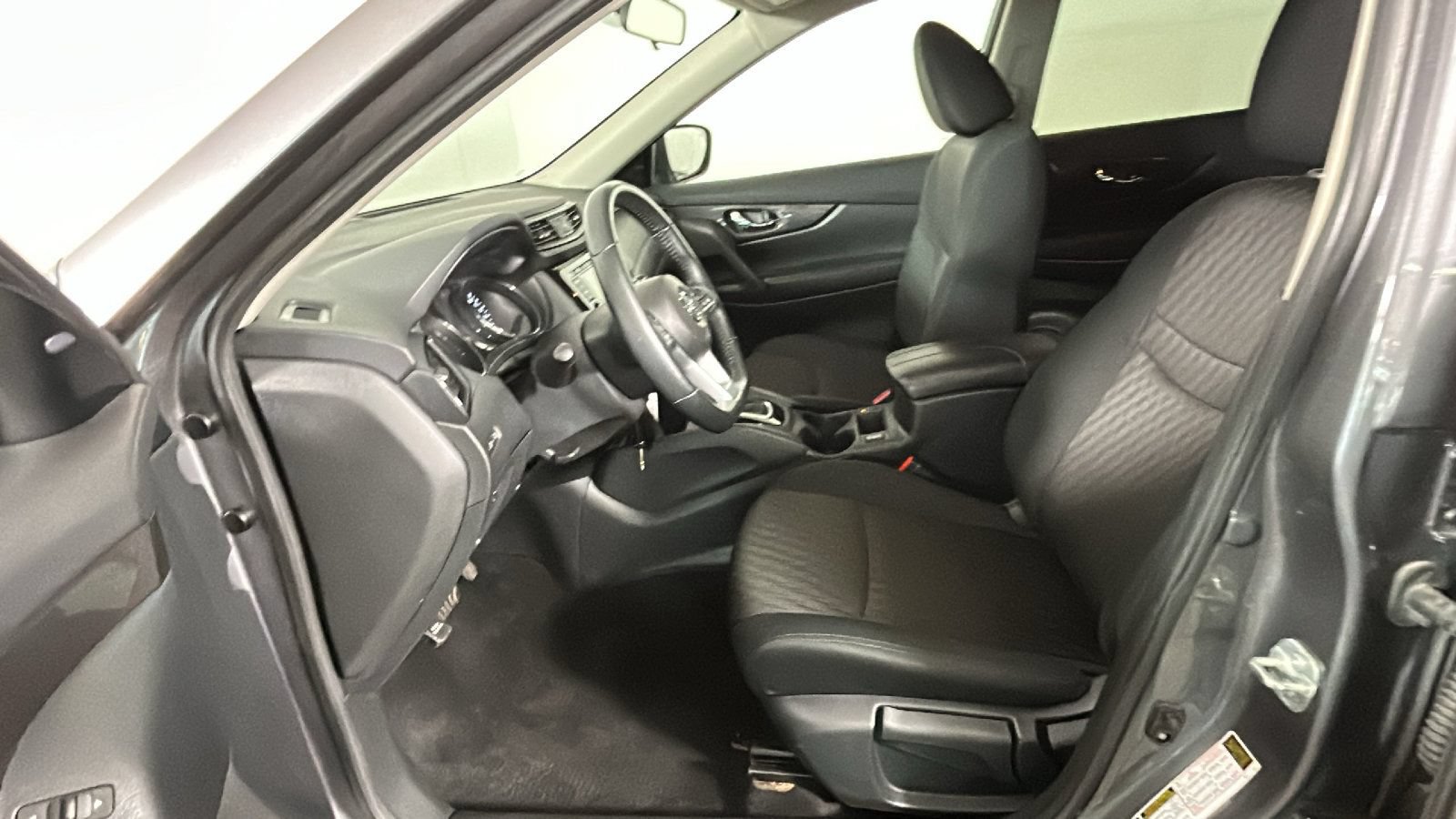 Used 2020 Nissan Rogue S FWD image 12