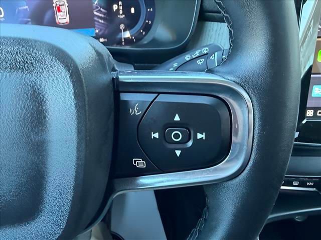 Used 2023 Volvo XC40 B5 Plus AWD/4WD image 22