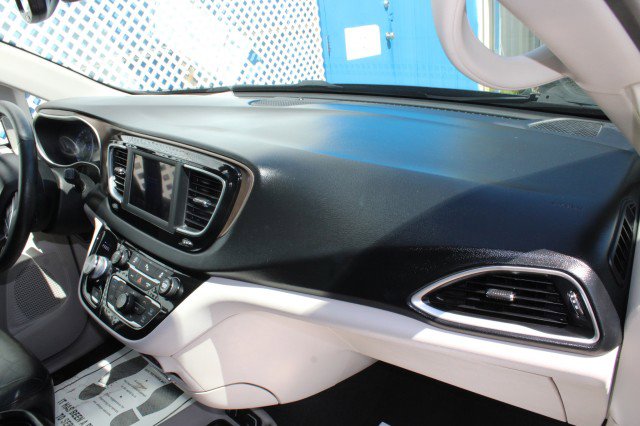 Used 2019 Chrysler Pacifica Touring-L FWD image 16