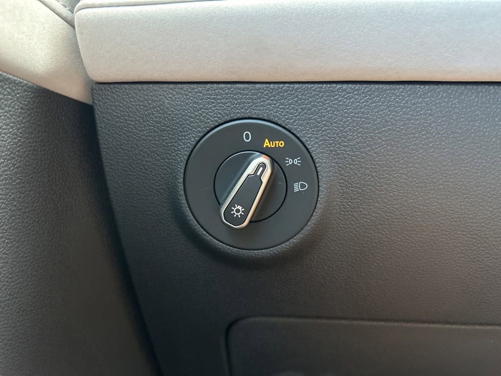 Certified 2025 Volkswagen Taos SE image 23