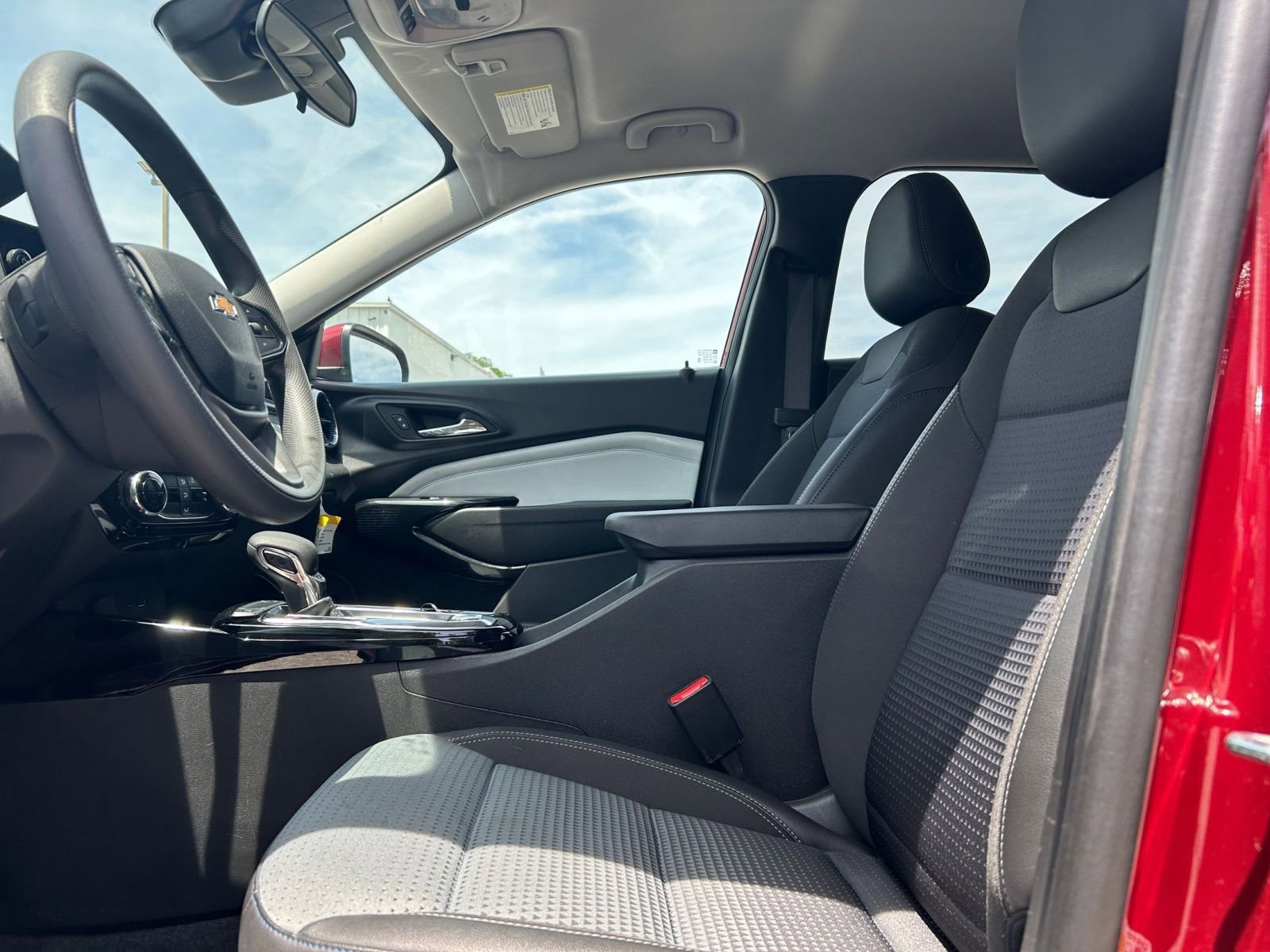 Used 2025 Chevrolet Trax LT FWD image 22