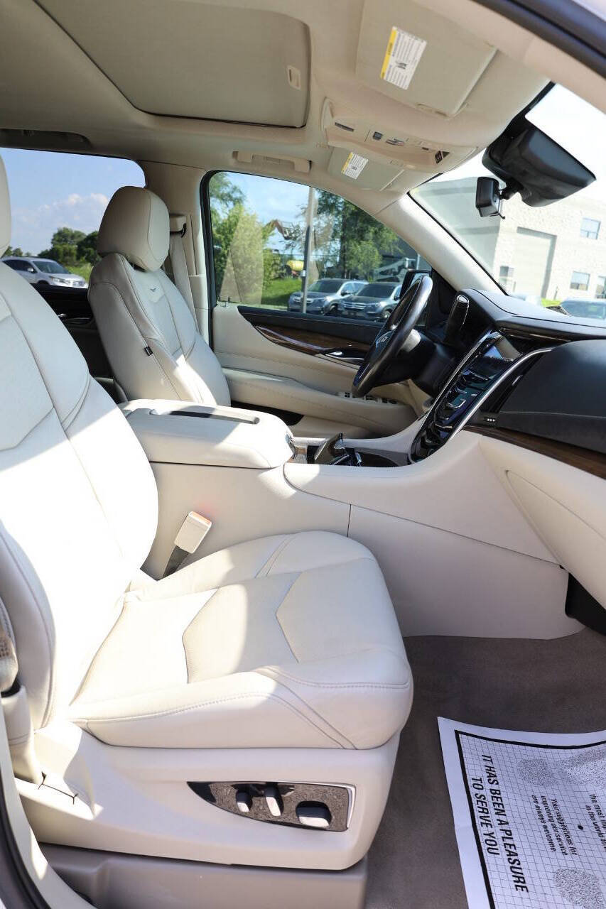 Used 2020 Cadillac Escalade Luxury AWD/4WD image 15