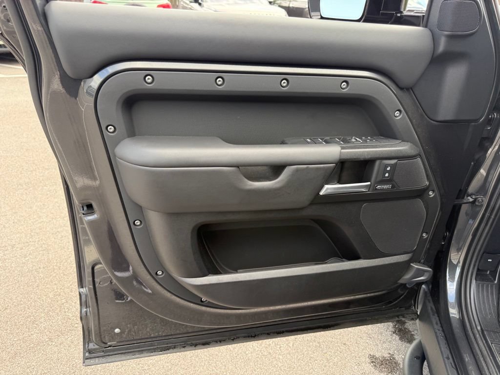 Used 2025 Land Rover Defender 110 X AWD/4WD image 34