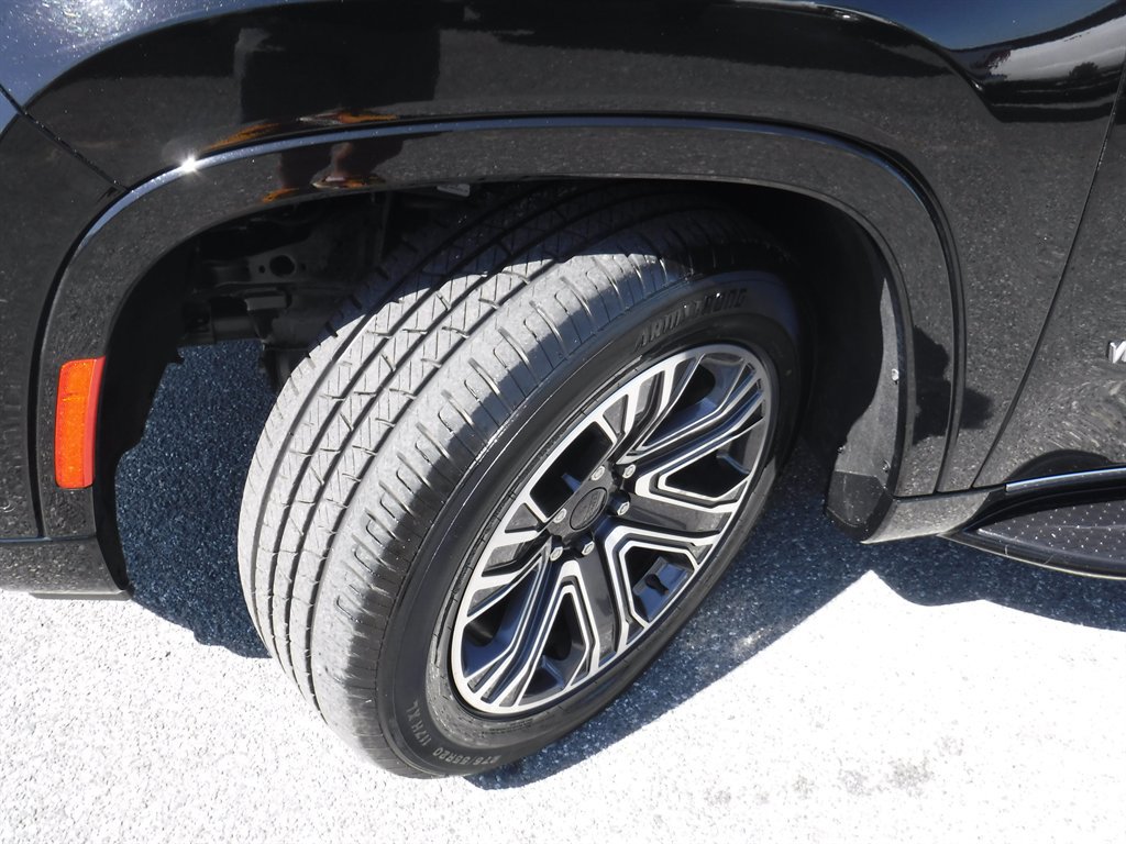 Used 2023 Jeep Wagoneer L Series II image 26