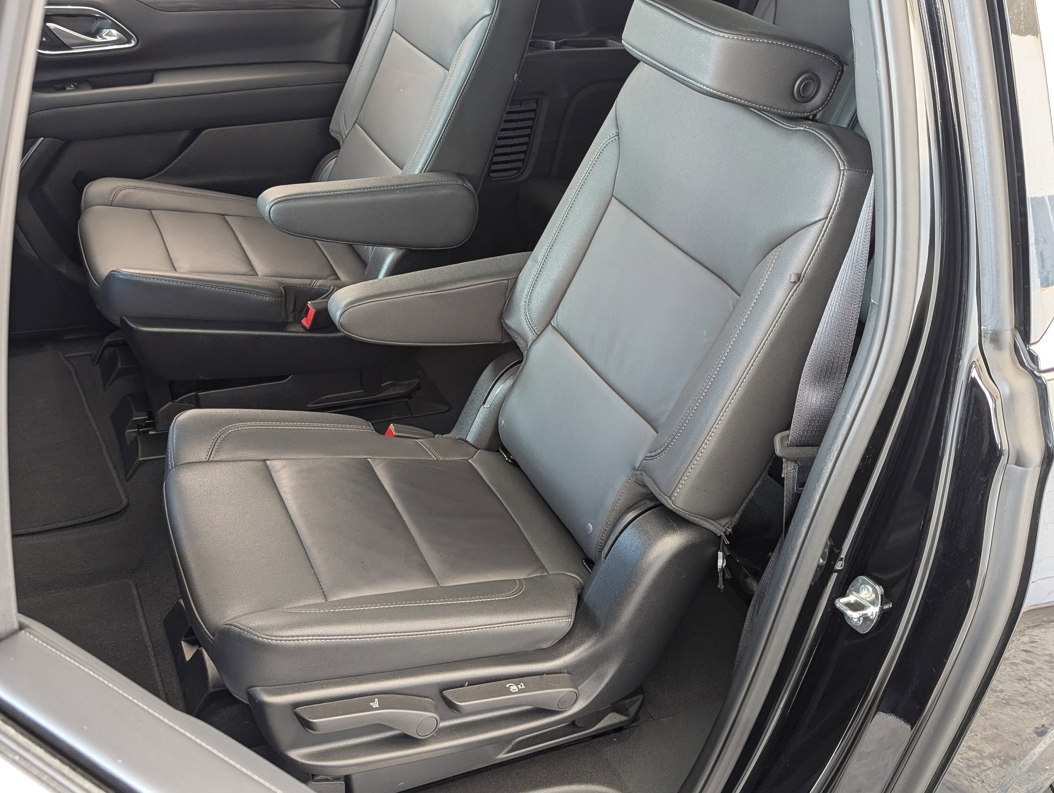 Used 2024 Chevrolet Suburban LT w/ Luxury Package RWD image 16