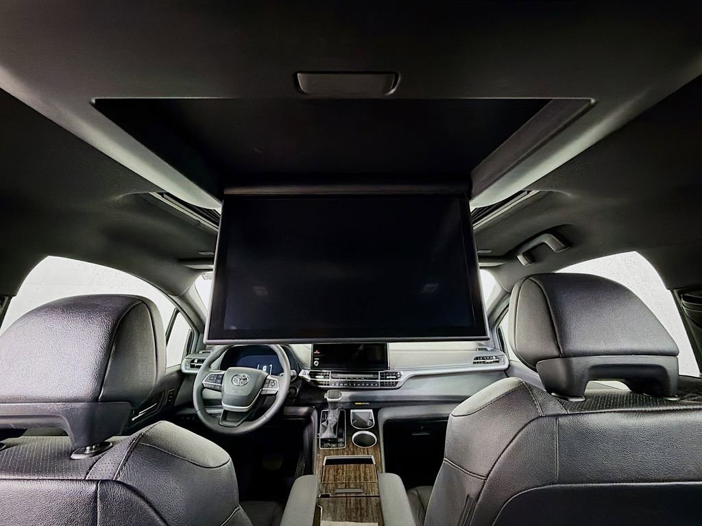 Used 2025 Toyota Sienna Limited image 24