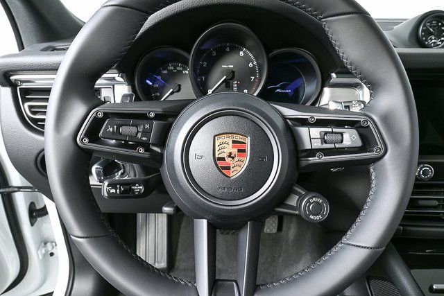Certified 2026 Porsche Macan AWD/4WD image 9