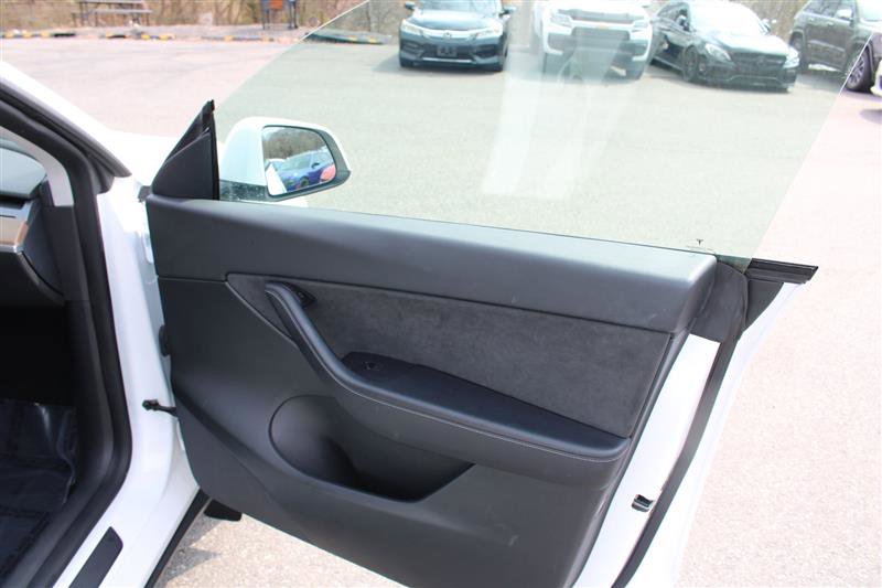 Used 2022 Tesla Model Y Long Range image 14