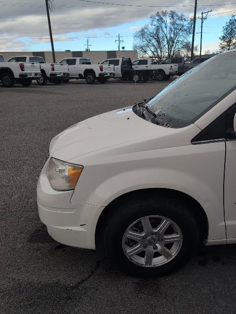 Used 2009 Chrysler Town & Country Touring image 4