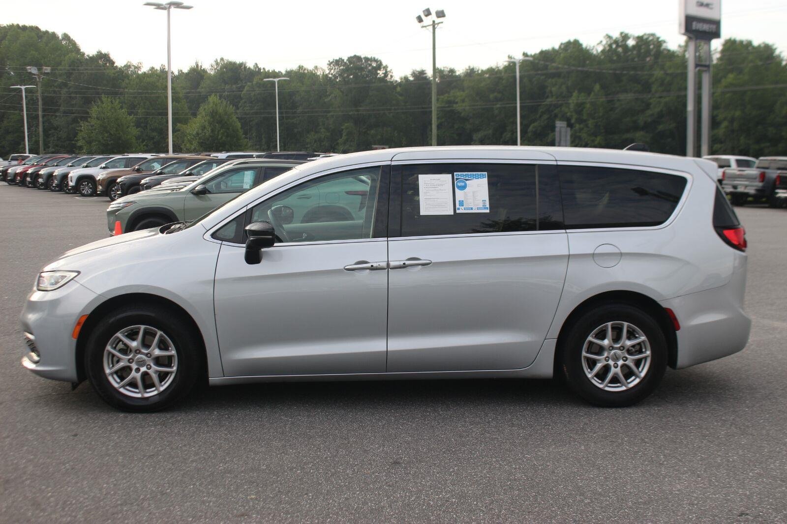 Used 2024 Chrysler Pacifica Touring-L FWD image 4