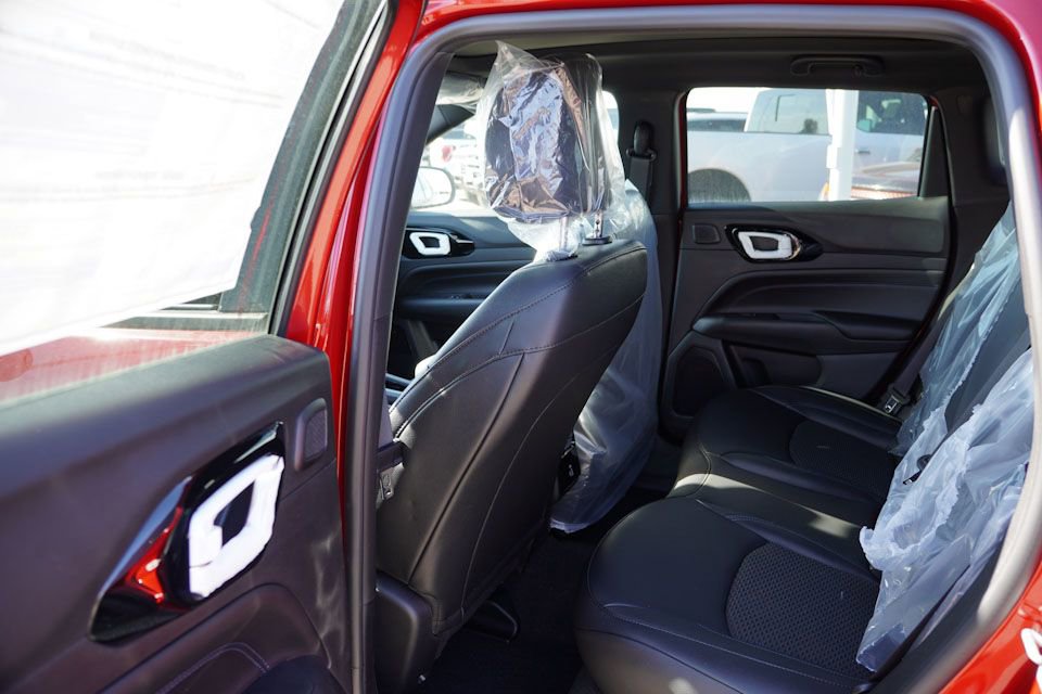 New 2025 Jeep Compass Latitude w/ Sun & Sound Group image 11