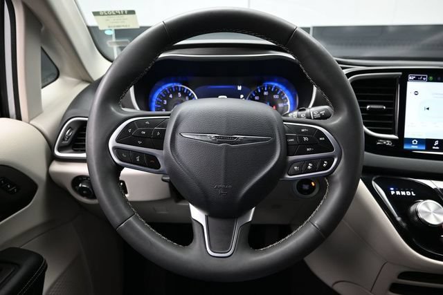 Certified 2024 Chrysler Pacifica Touring-L FWD image 27