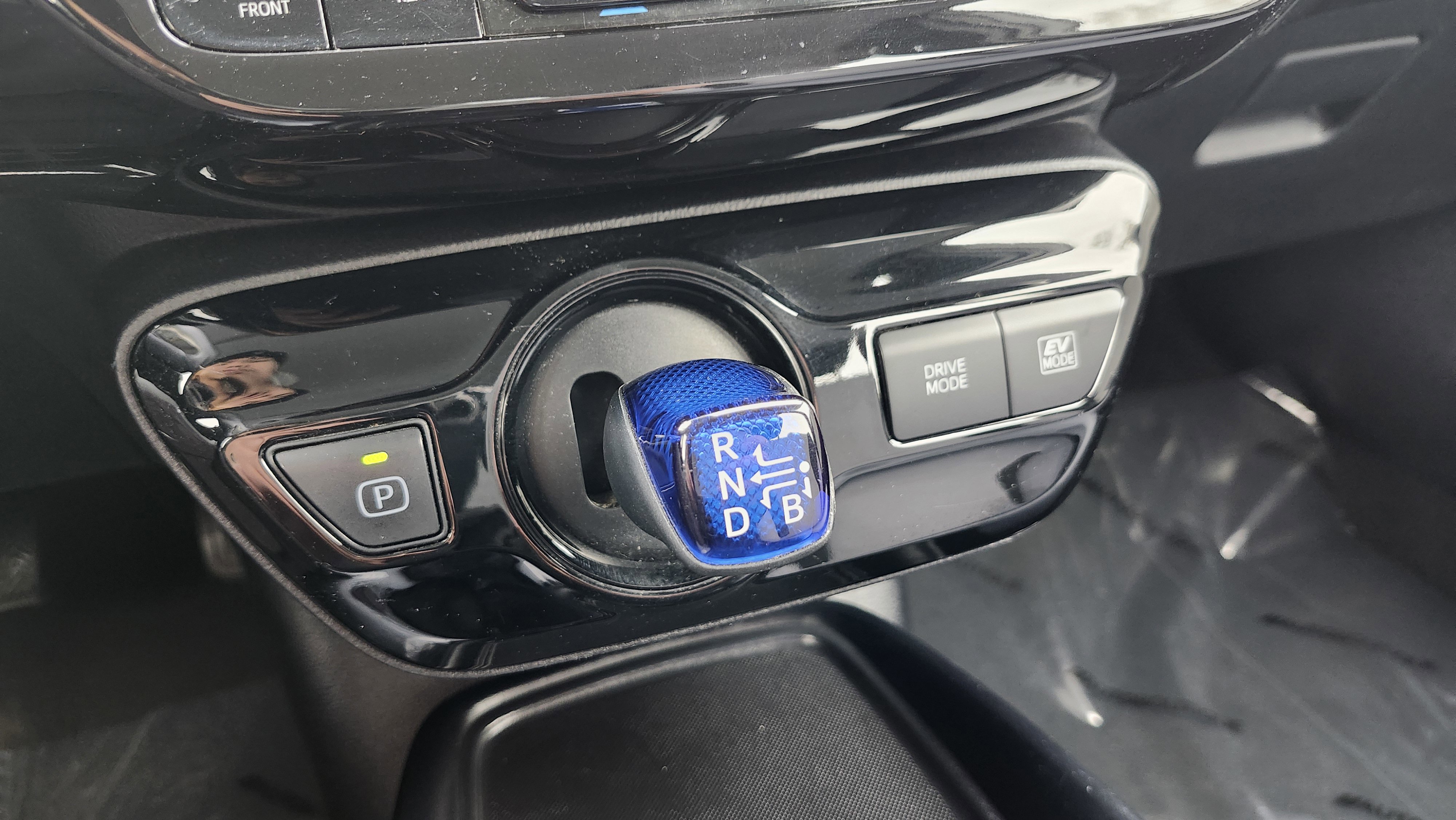 Used 2022 Toyota Prius LE image 8