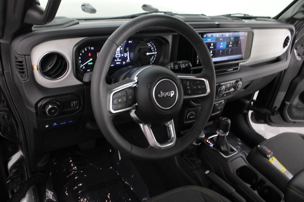Used 2025 Jeep Wrangler Unlimited Sahara AWD/4WD image 8