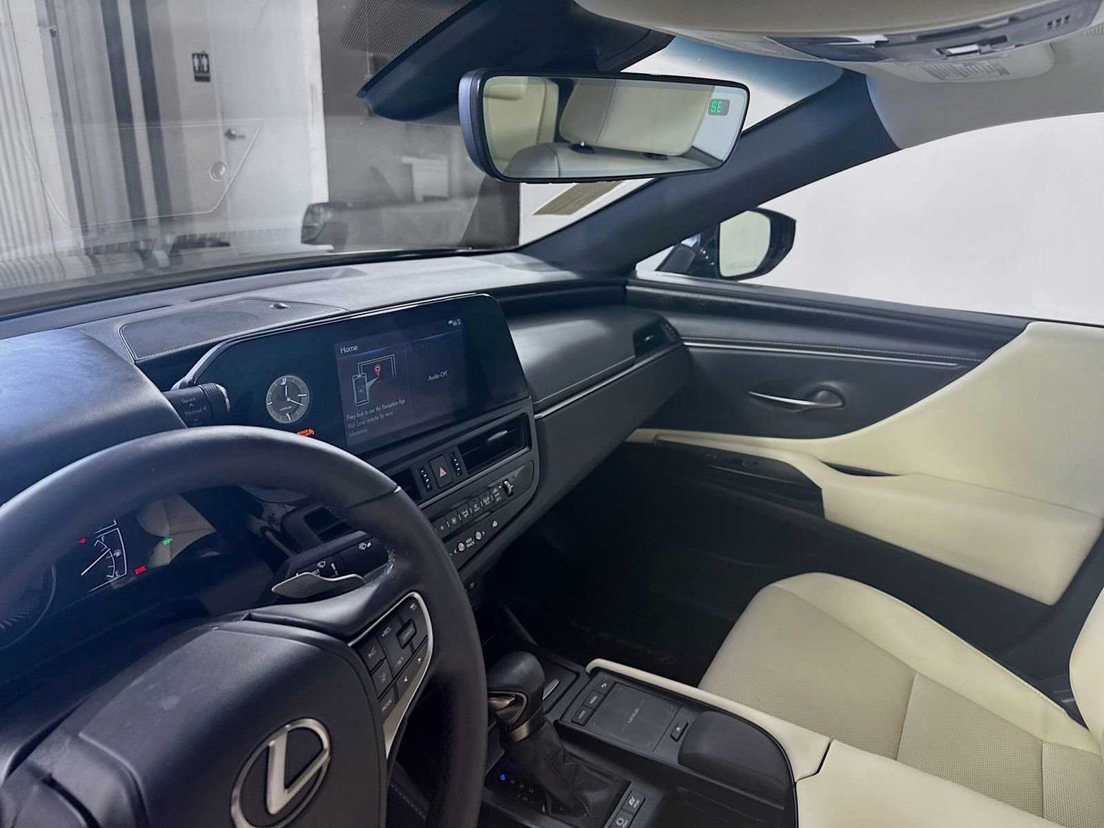 Used 2022 Lexus ES 300h w/ Premium Package image 4