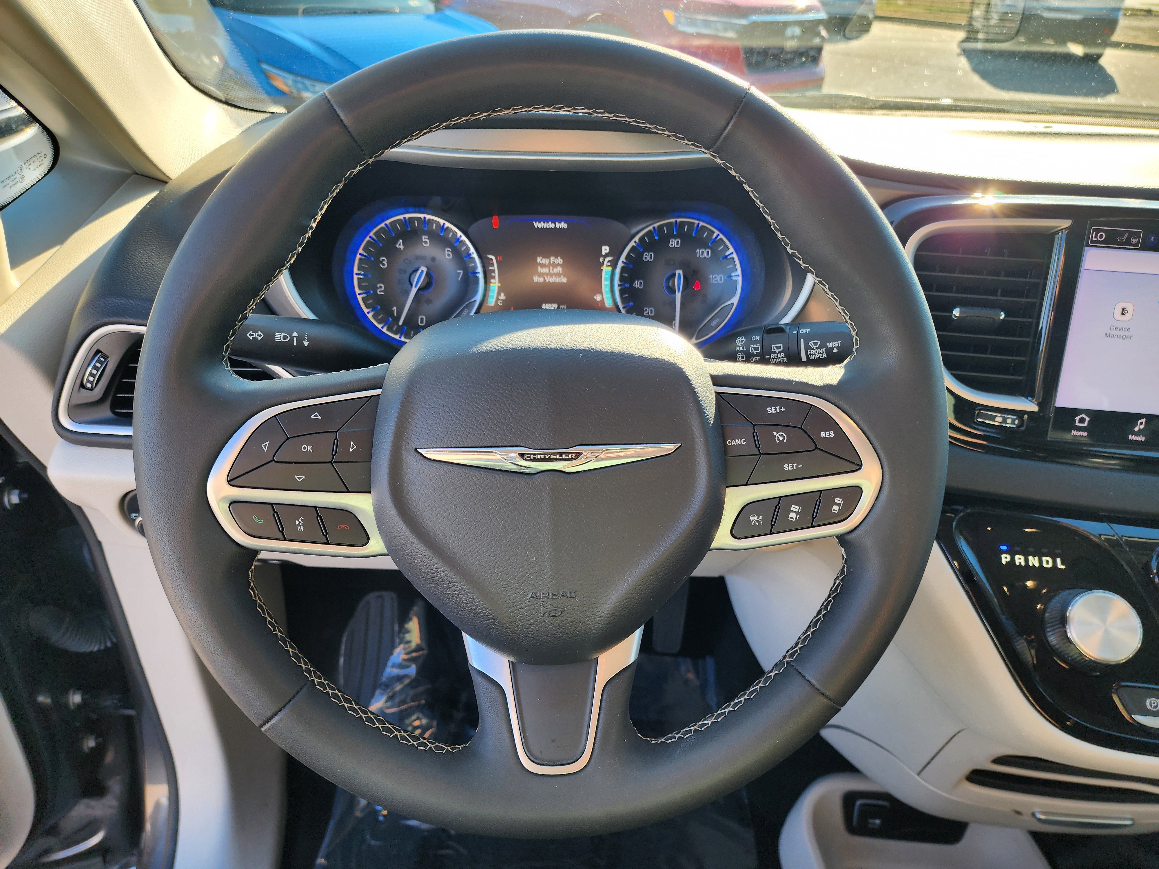 Used 2023 Chrysler Pacifica Touring-L image 22