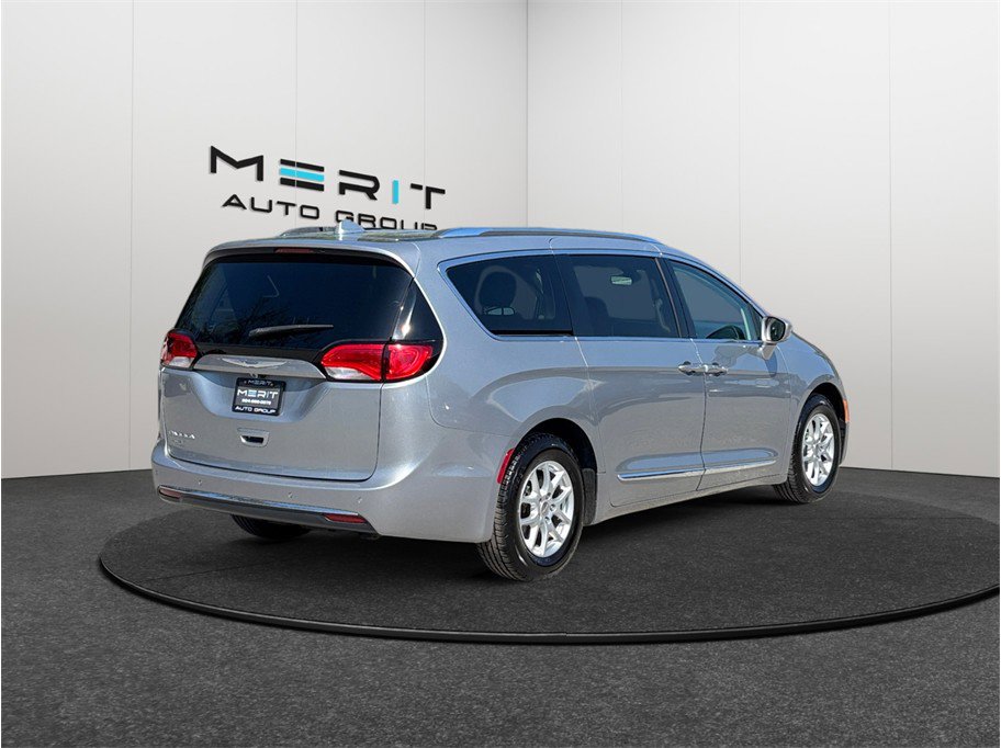 Used 2020 Chrysler Pacifica Touring-L FWD image 9