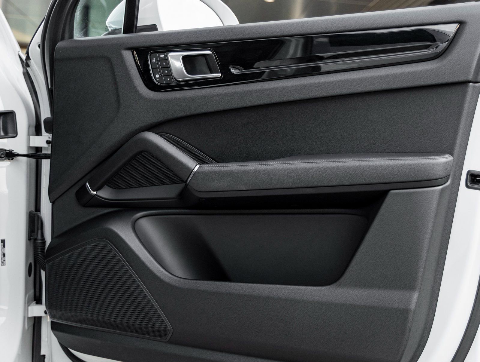 Used 2023 Porsche Cayenne image 41