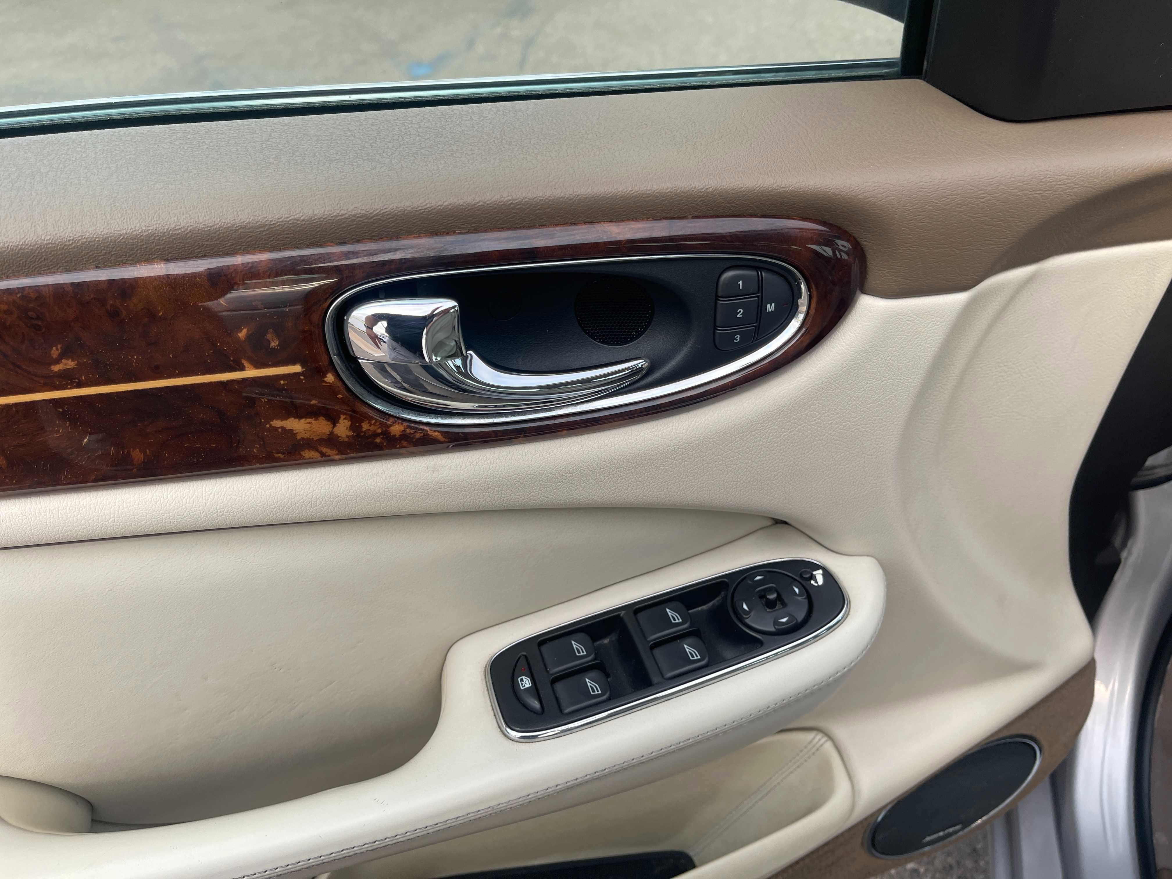 Used 2006 Jaguar XJ8 L XJ VANDEN PLAS SEDAN 4D image 19