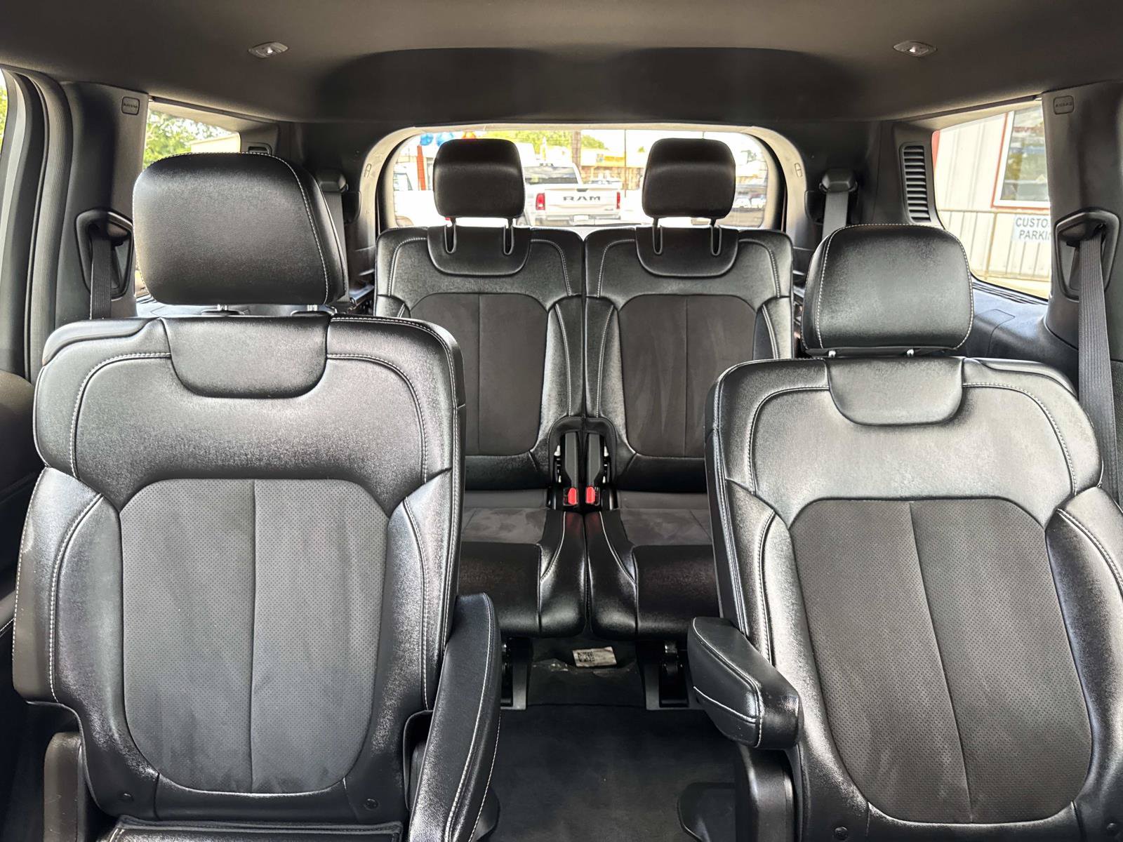 Used 2023 Jeep Grand Cherokee L Laredo RWD image 9
