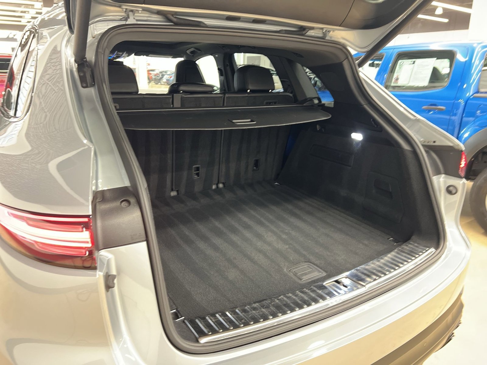 Used 2023 Porsche Cayenne Platinum Edition image 24