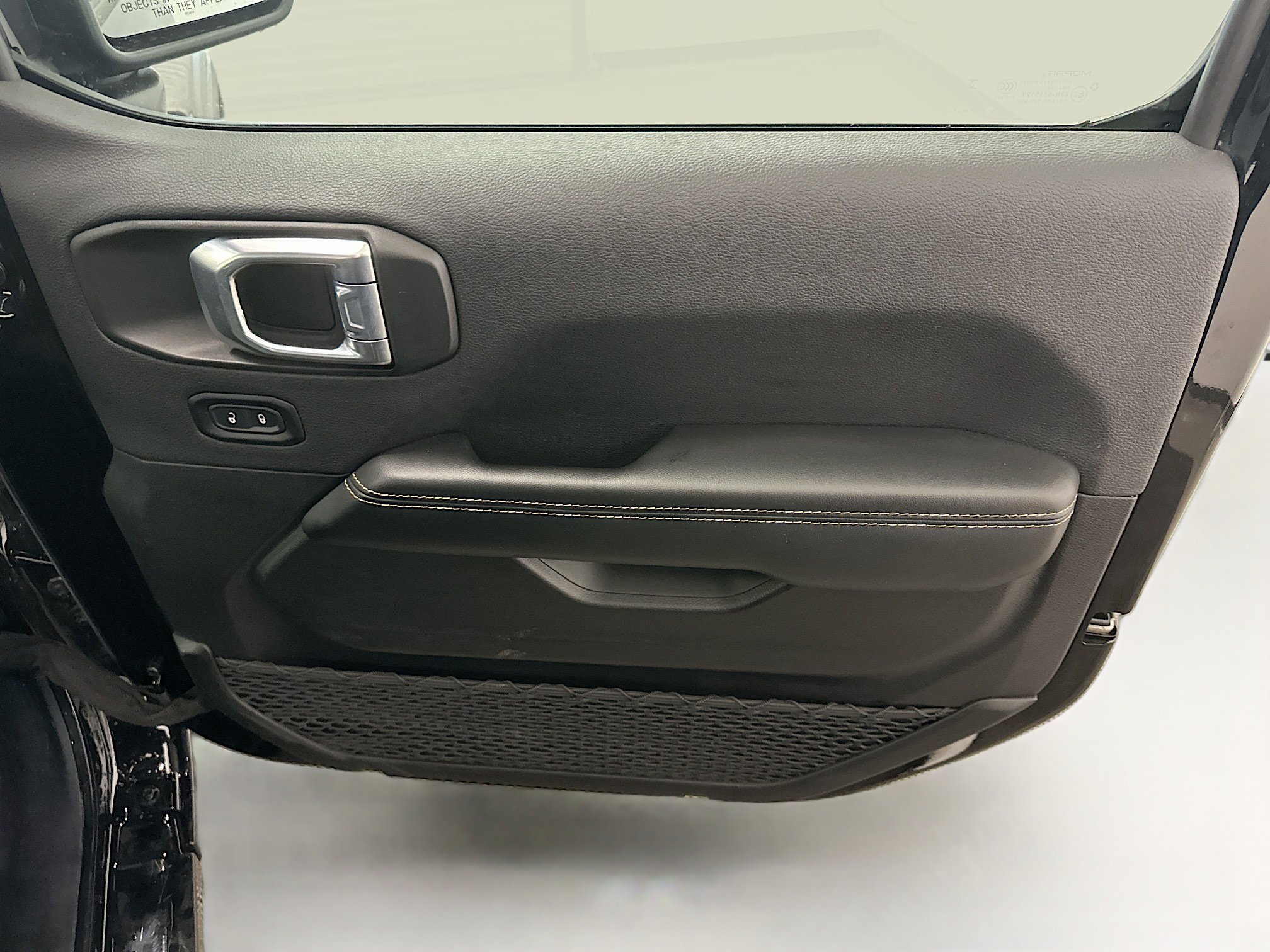 Used 2025 Jeep Wrangler Sahara image 32