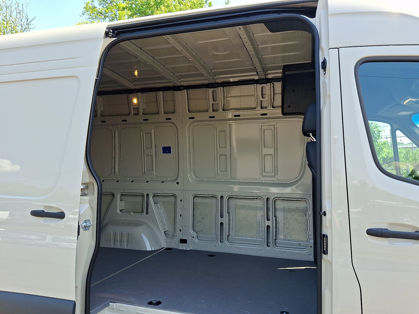 Used 2026 Mercedes-Benz Sprinter 2500 image 4