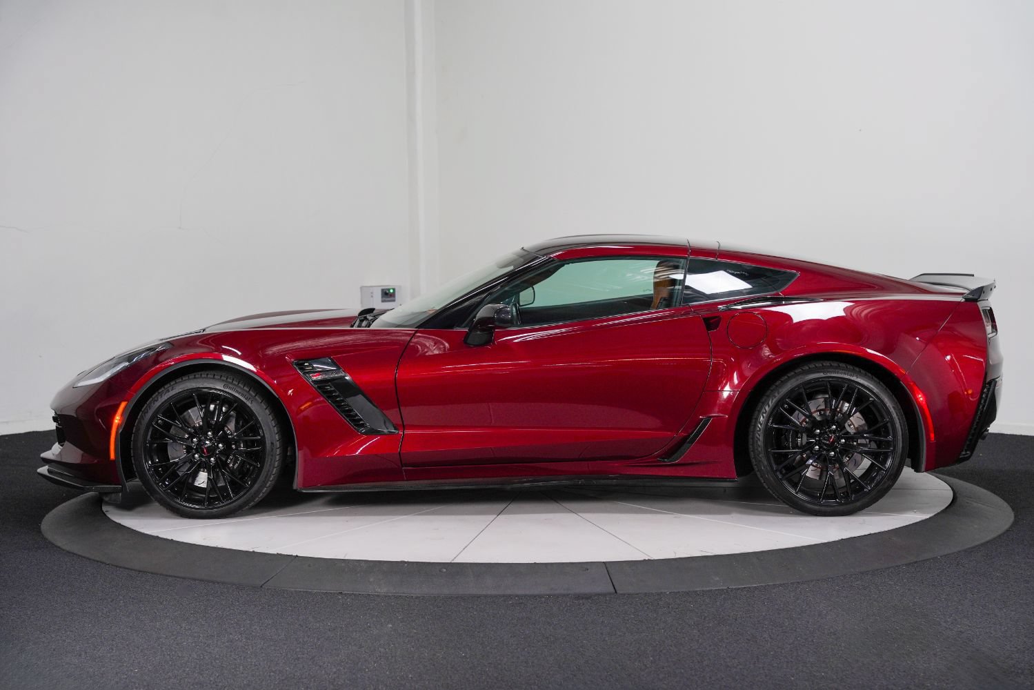 Used 2016 Chevrolet Corvette Z06 w/ 3LZ Preferred Equipment Group RWD image 7