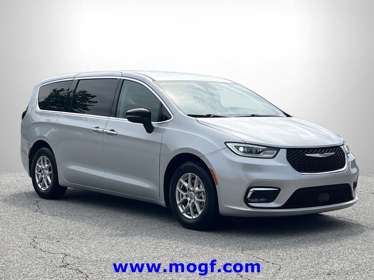 Used 2024 Chrysler Pacifica Touring-L FWD image 4