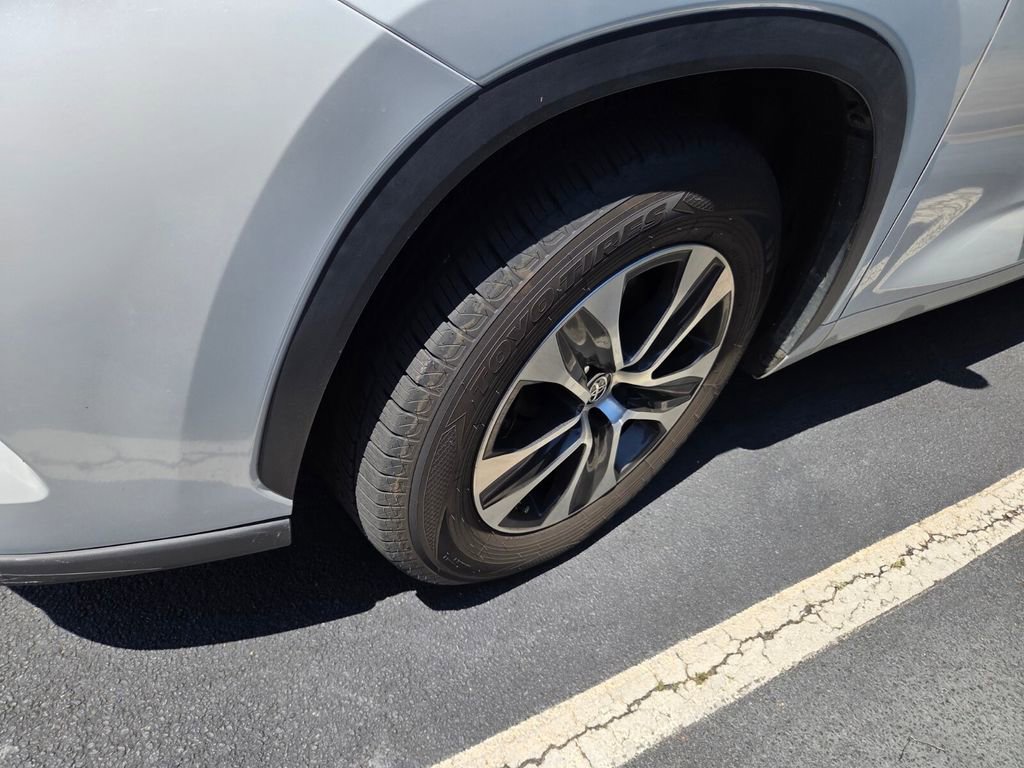 Used 2022 Toyota Highlander XLE FWD image 4