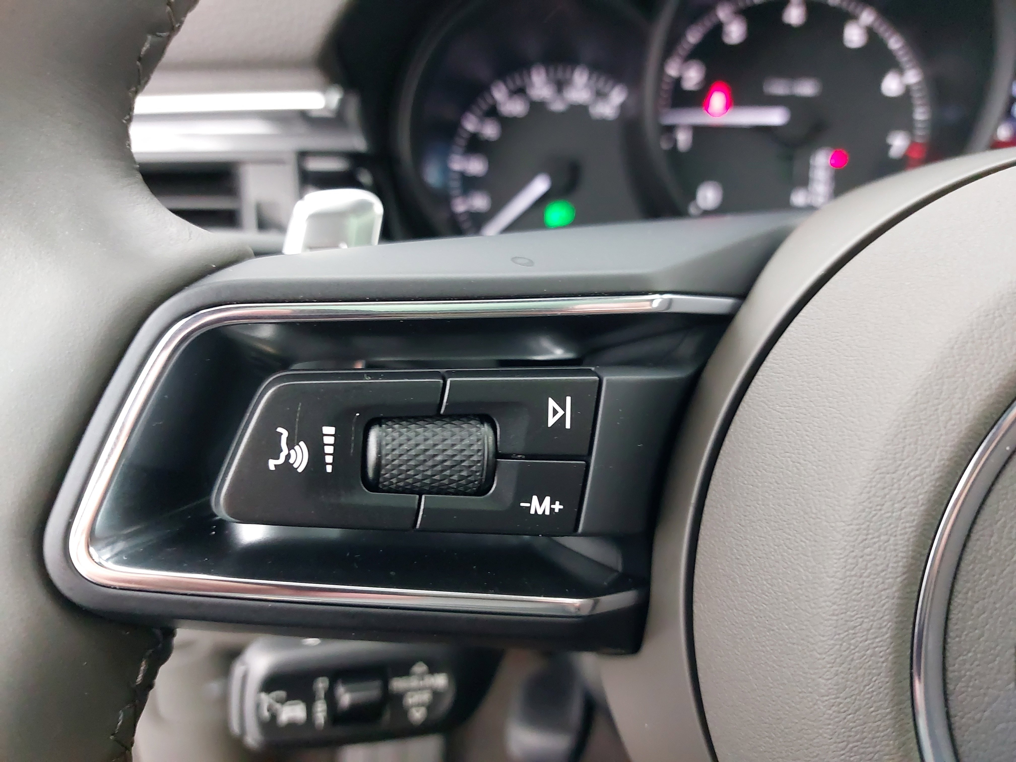 Used 2025 Porsche Macan image 19