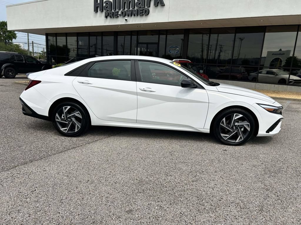 Certified 2025 Hyundai Elantra Sport FWD image 2