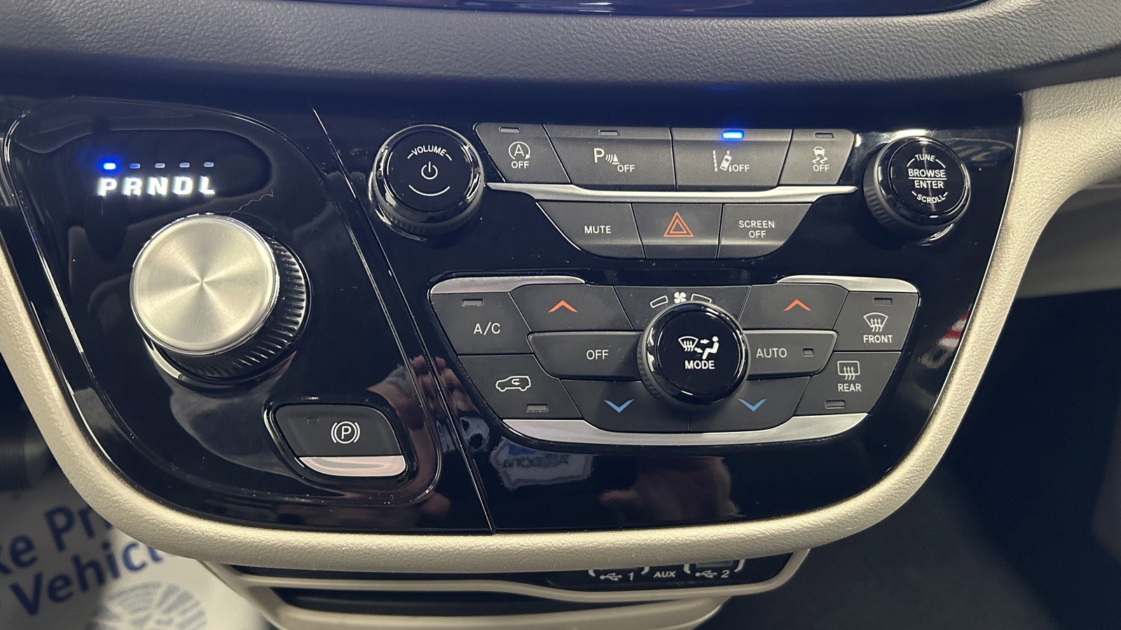 Used 2023 Chrysler Pacifica Touring-L image 31