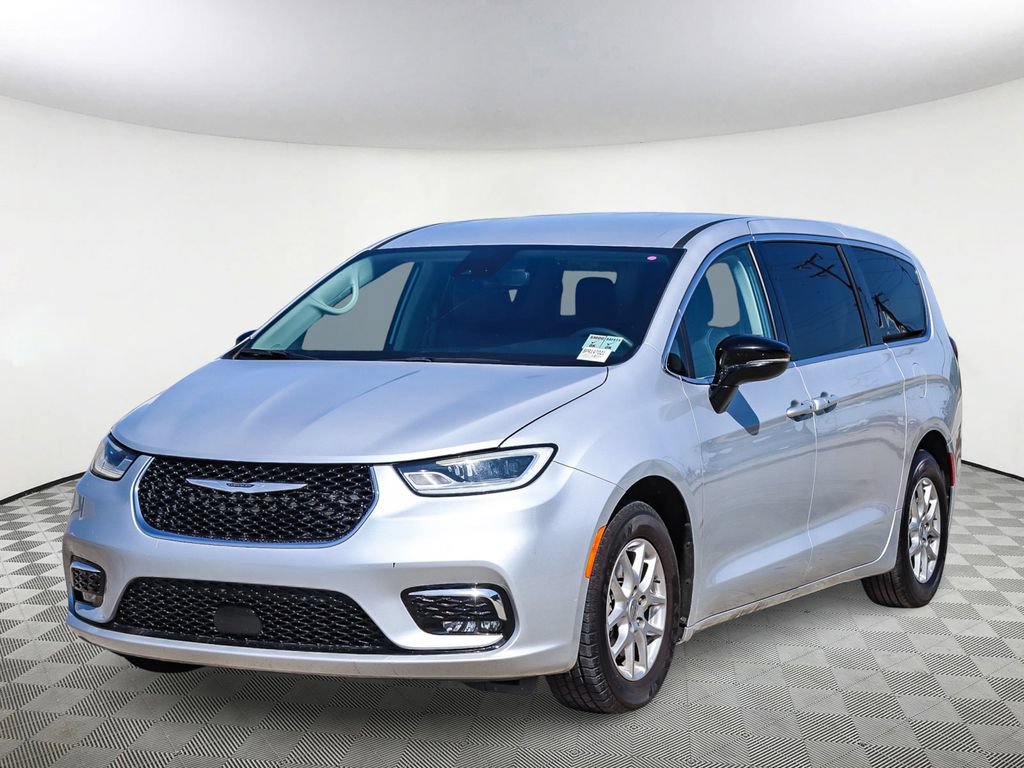 Used 2024 Chrysler Pacifica Touring-L FWD image 3