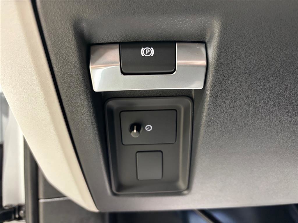 Used 2026 Land Rover Defender 110 X-Dynamic SE image 21