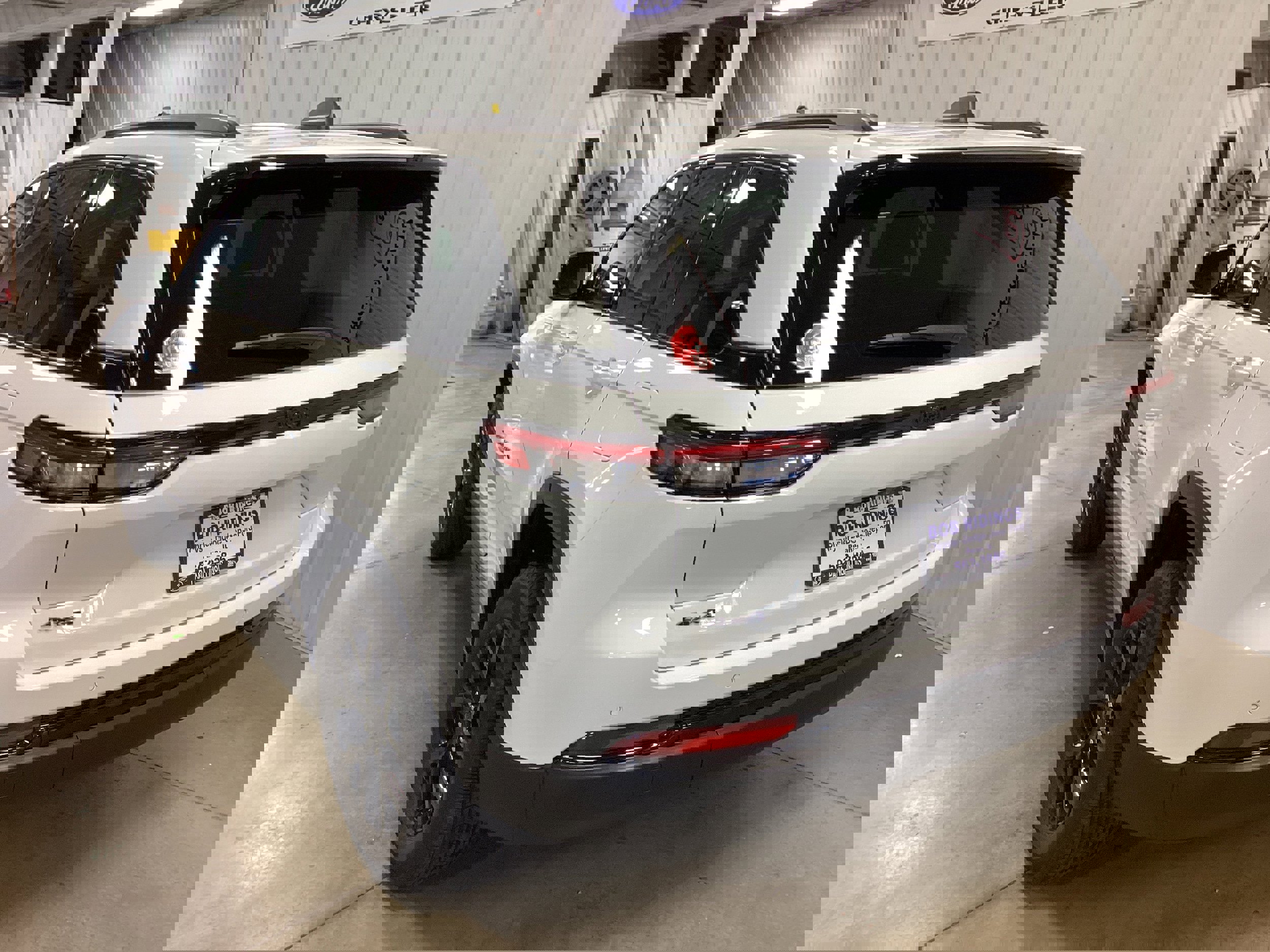 Used 2024 Jeep Grand Cherokee Altitude image 3