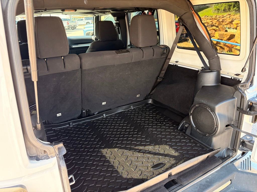 Used 2014 Jeep Wrangler Unlimited Sahara w/ Connectivity Group AWD/4WD image 18