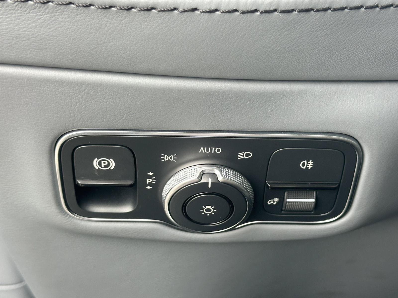 Used 2021 Aston Martin DBX AWD/4WD image 38