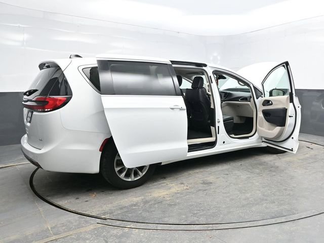 Used 2023 Chrysler Pacifica Touring-L image 41