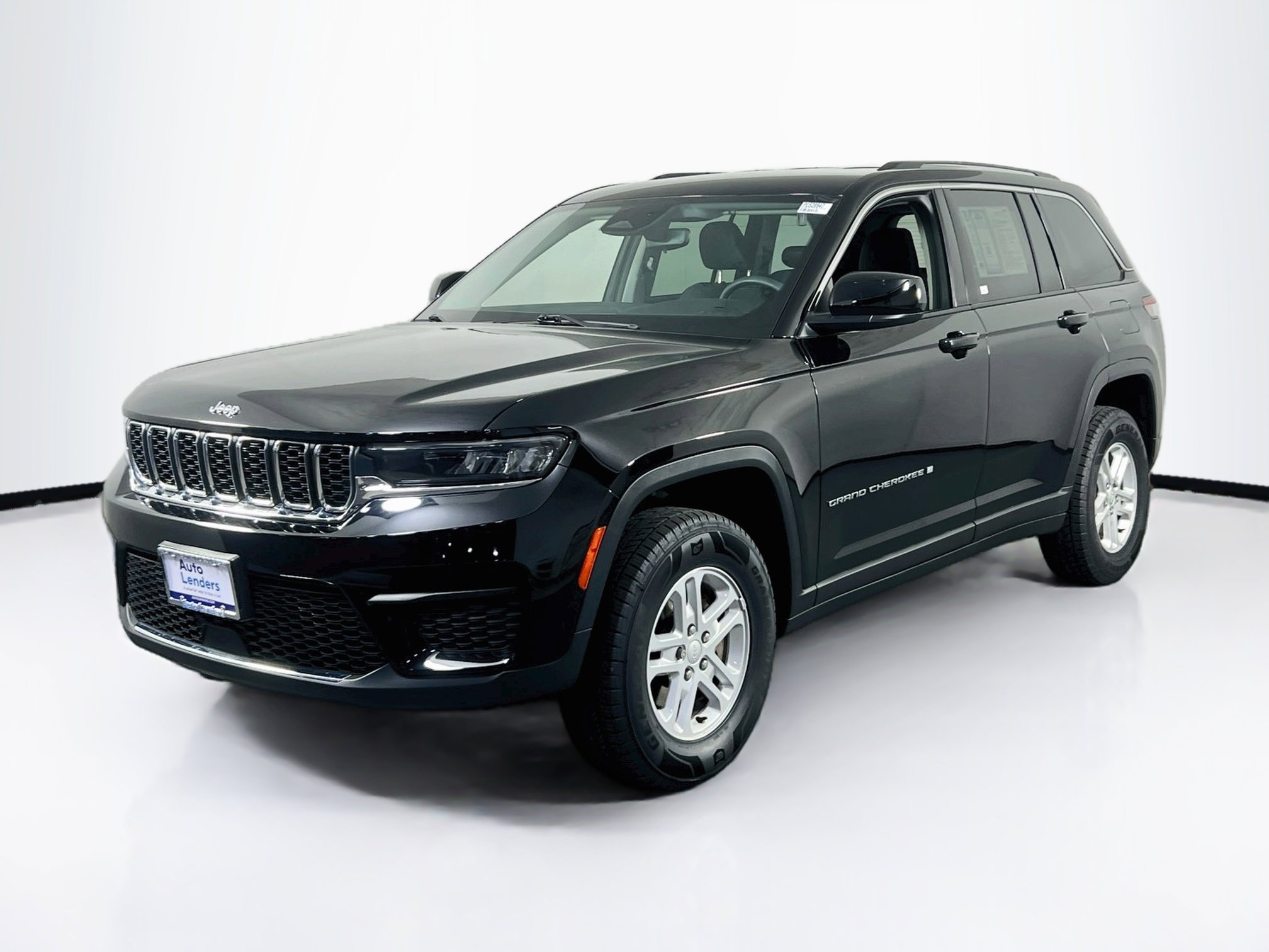Used 2023 Jeep Grand Cherokee Laredo AWD/4WD image 1