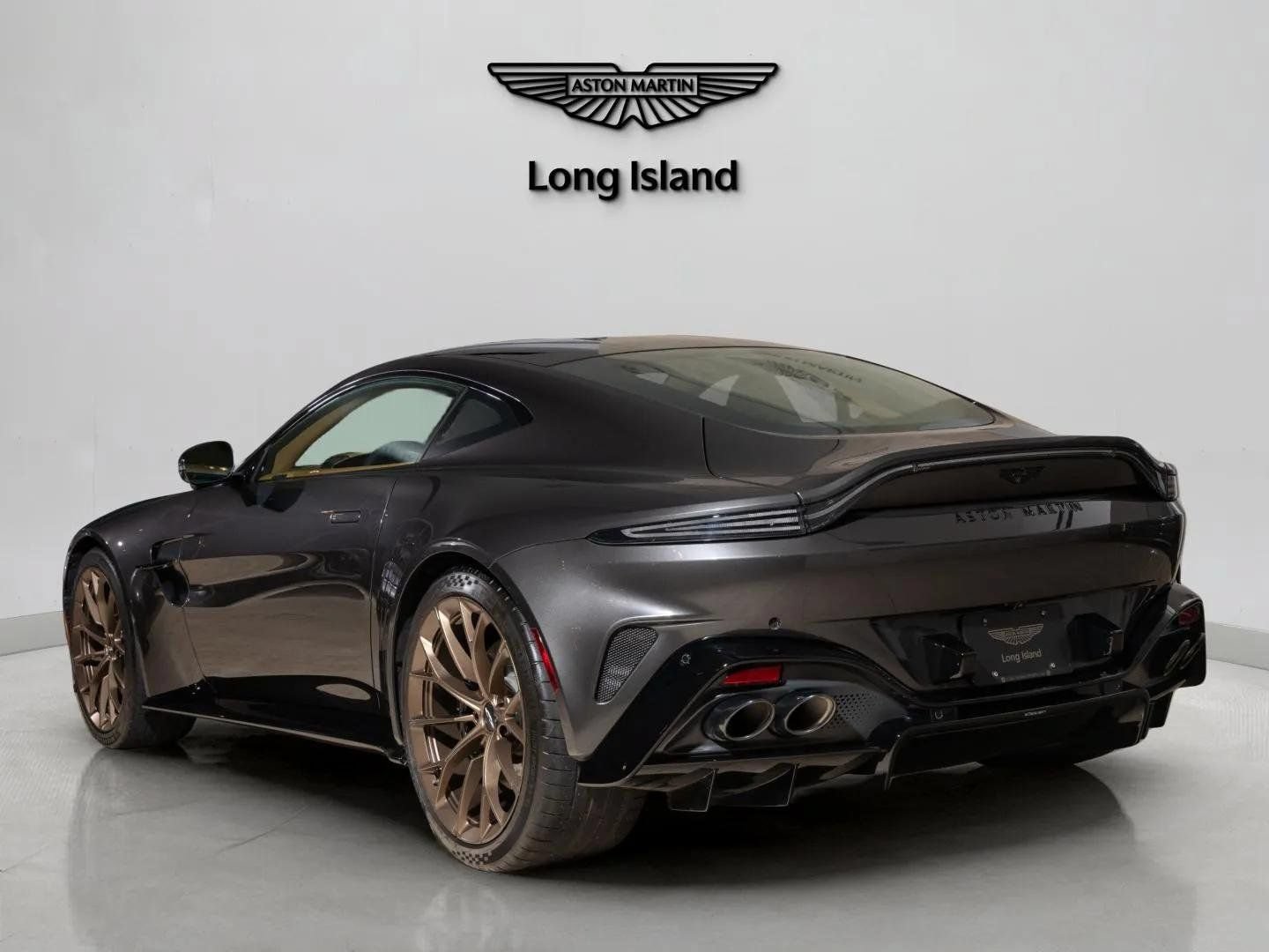Used 2025 Aston Martin V8 Vantage Coupe RWD image 4