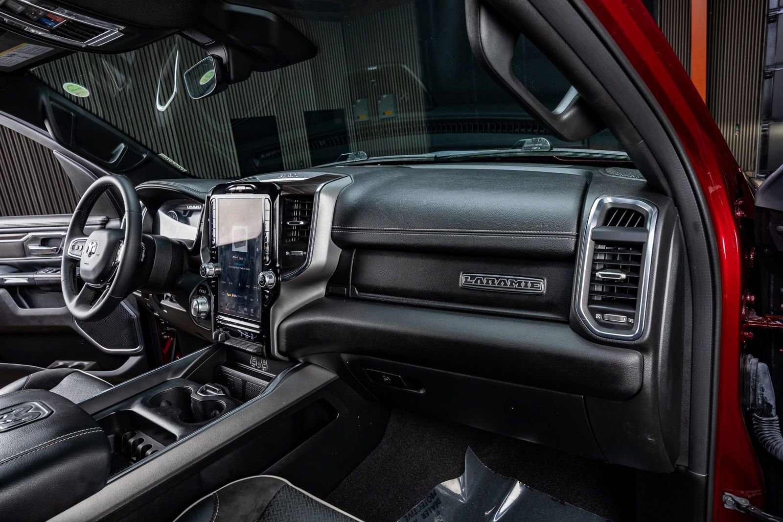 Used 2025 RAM 1500 Laramie w/ Laramie Southwest Edition image 18