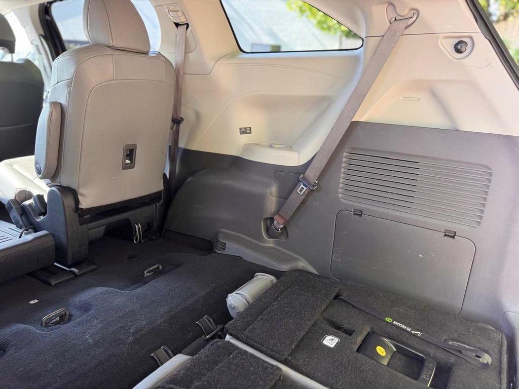 Used 2023 Toyota Sienna XLE FWD image 30