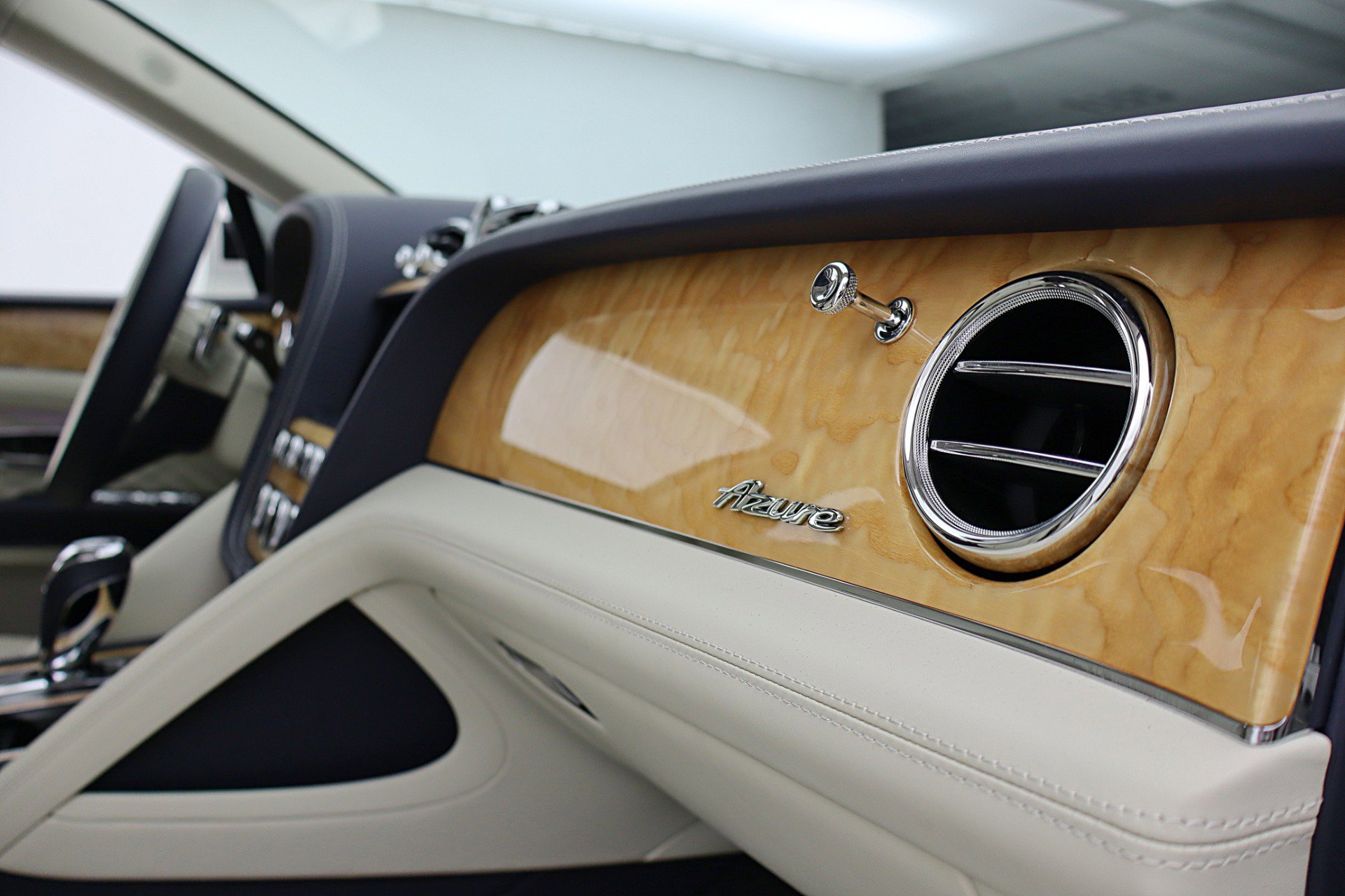 Used 2024 Bentley Bentayga image 40